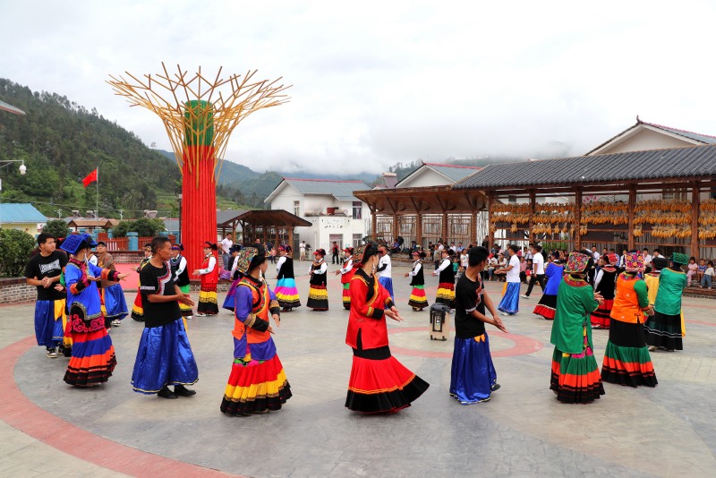 眉山村村民在綿竹對(duì)口幫扶修建的廣場(chǎng)翩然起舞