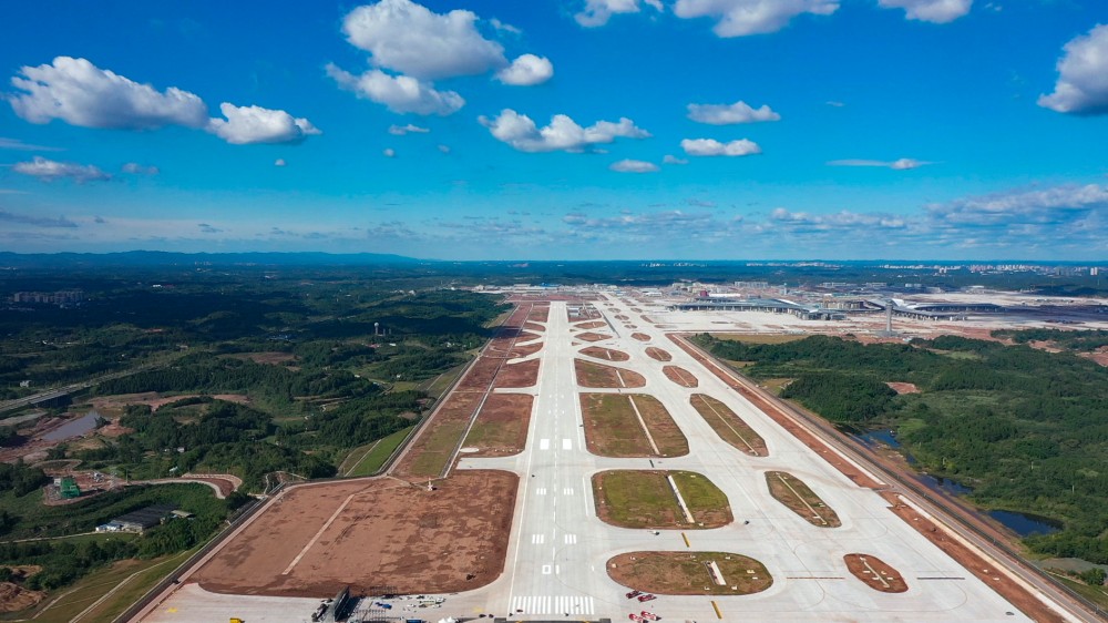 完工后的成都天府國際機(jī)場西一跑道。李勝供圖