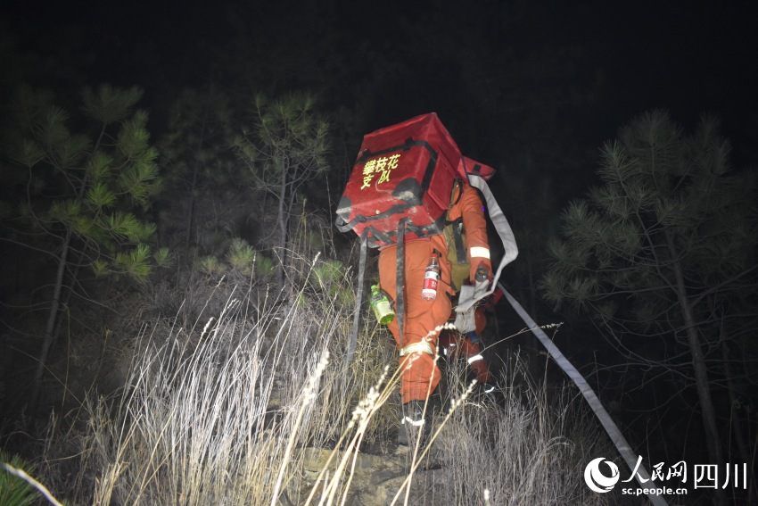 四川省森林消防總隊攀枝花市支隊森林消防員正在搬運物資。殷豪良攝