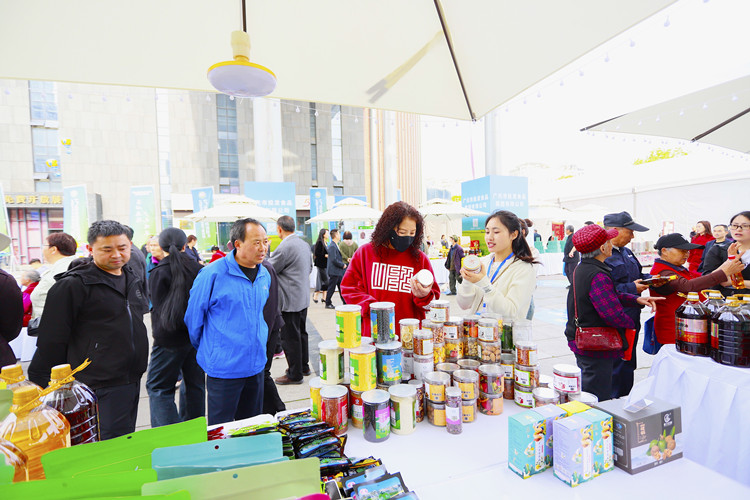 市民在食品飲料展銷匯上，選購自己喜愛的食品。四川省稅務局供圖