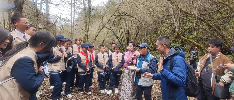 孩子們聽專家講解。黃管局供圖