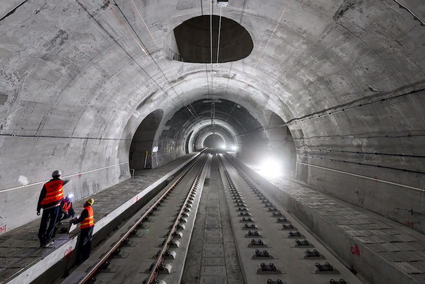 隧道中修建了防災(zāi)救援站，途徑列車一旦在隧道中遭遇危險，可運行至救援站緊急疏散旅客。成蘭鐵路公司供圖