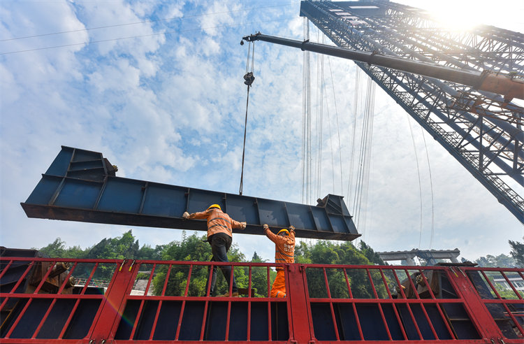 修建中的鎮(zhèn)廣高速白馬渠江特大橋。張國盛攝