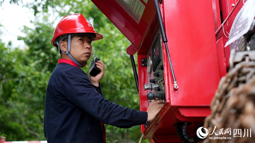 電力工人正在操作架線張力機。劉湘釩攝