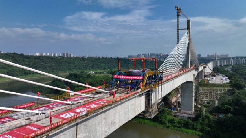 大橋合龍，為2025年項(xiàng)目建成通車奠定基礎(chǔ)。蜀道集團(tuán)供圖