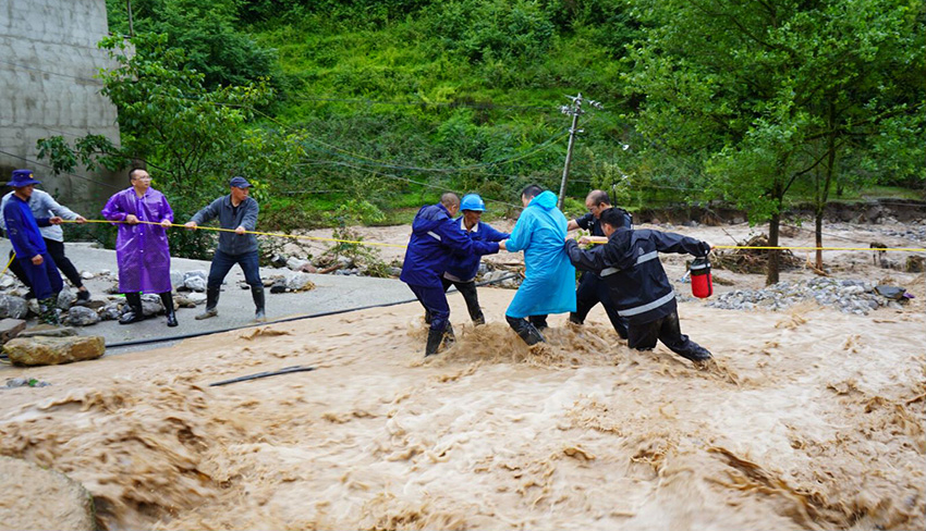 直擊四川漢源搶險救災(zāi)現(xiàn)場：各部門積極搶險救援。雅安市融媒體中心、漢源縣融媒體中心供圖