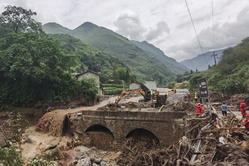 中國安能全力開展道路清淤和搶修搶通工作。安能三局供圖