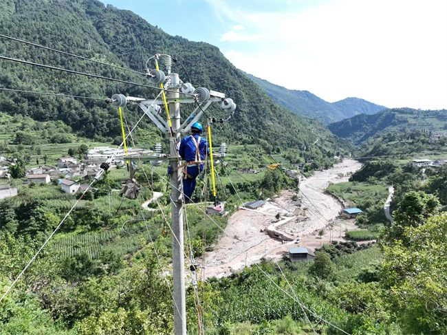 搶修線路。宋豪新、曹頎攝