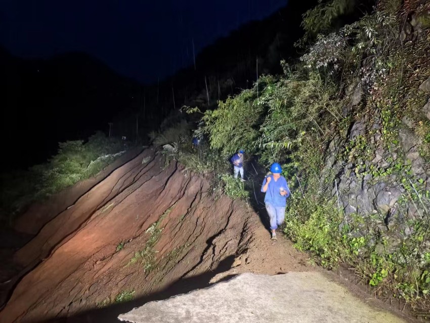 萬工供電所員工冒雨連夜前往受災(zāi)一線路上，緊急查勘已被泥石流沖毀的線路。趙亮攝