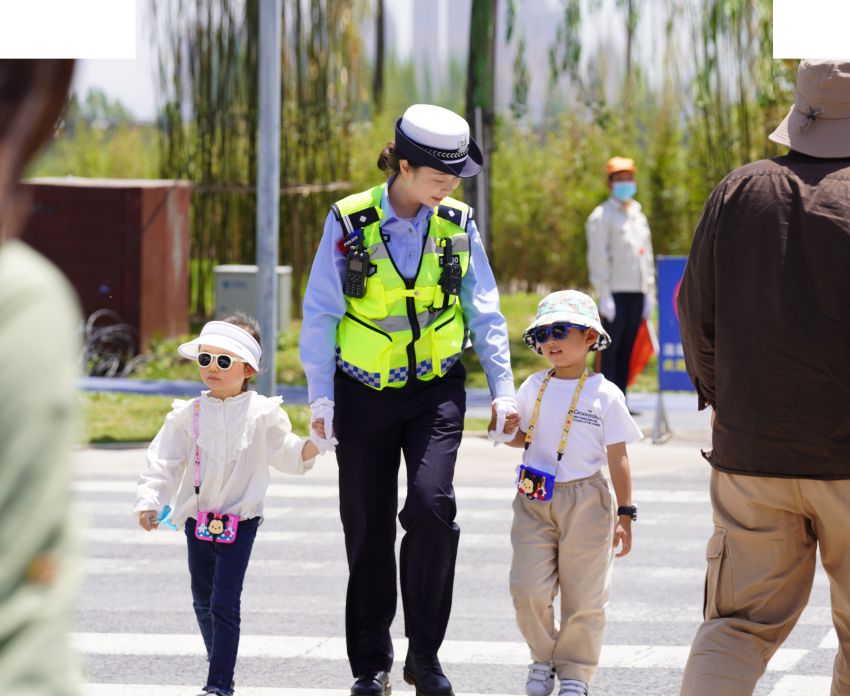 成都交警護(hù)航兒童平安出行。成都市公安局供圖