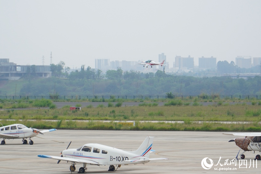 淮州機場內(nèi)駐場企業(yè)正在進行低空飛行訓(xùn)練。人民網(wǎng) 趙祖樂攝