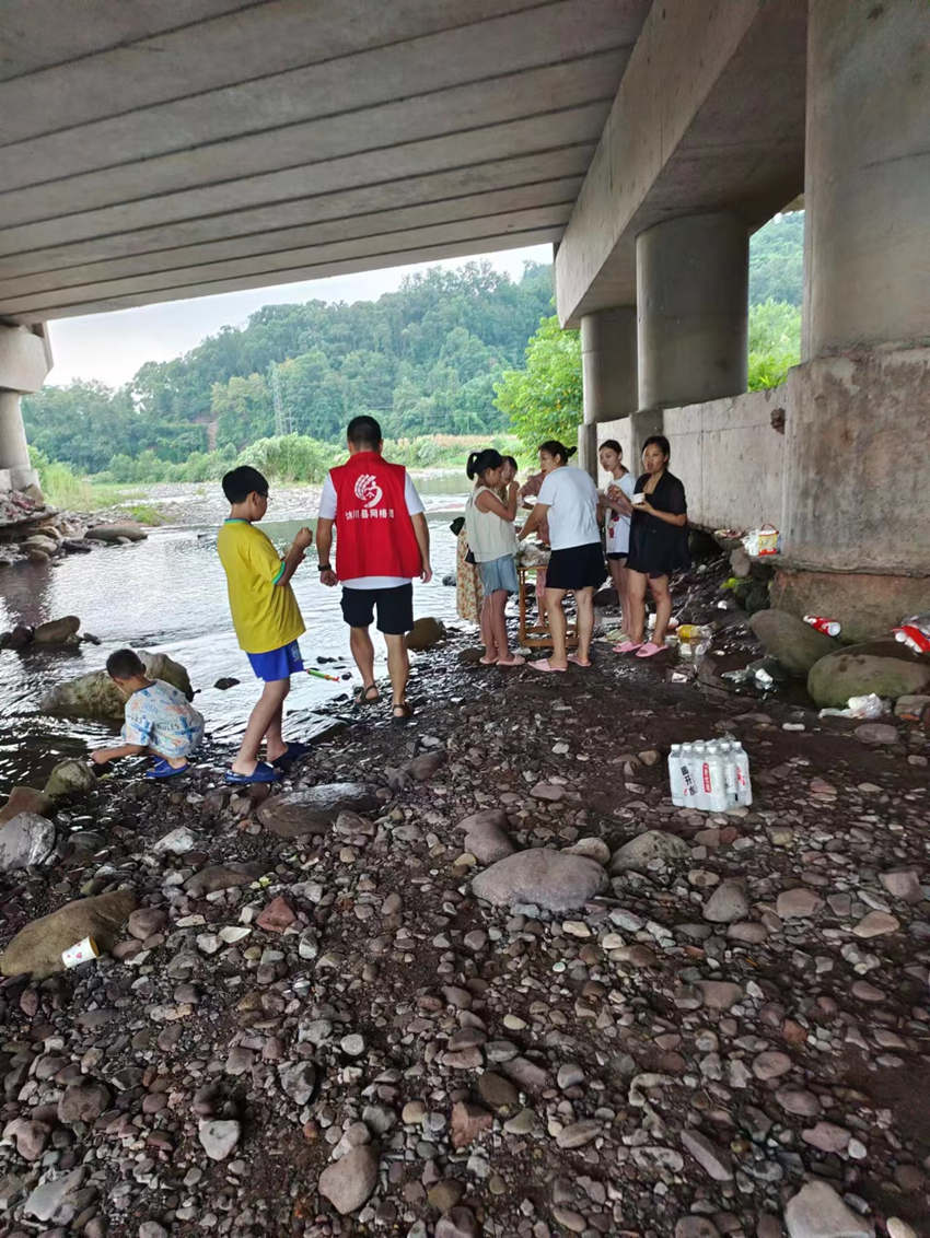 勸離河道內(nèi)人員。沐川縣融媒體中心供圖