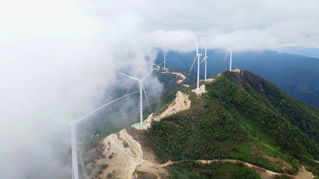 國(guó)家首批大型風(fēng)電光伏基地項(xiàng)目臘巴山風(fēng)電場(chǎng)。張峰攝