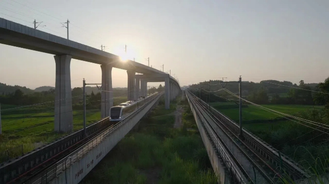 軌道交通資陽線上跨成都地鐵機(jī)場專線。成都軌道集團(tuán)供圖