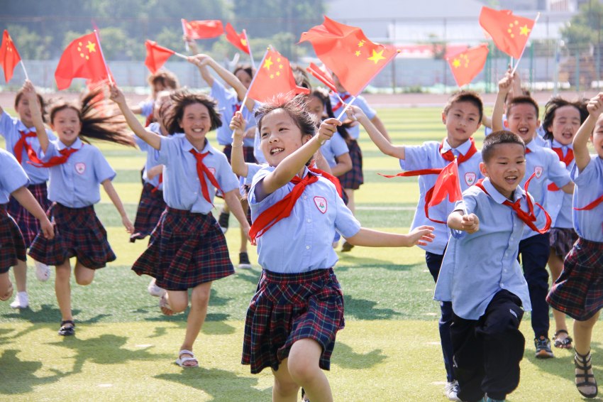 旺蒼縣佰章小學(xué)的孩子們祝福祖國“生日快樂”。李俊攝