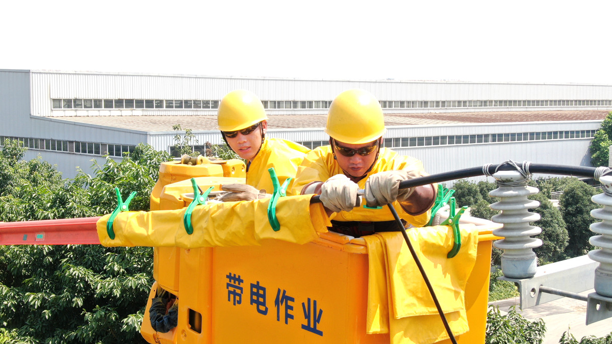 帶電作業(yè)人員在高溫下開展帶電作業(yè)。陳前宇攝