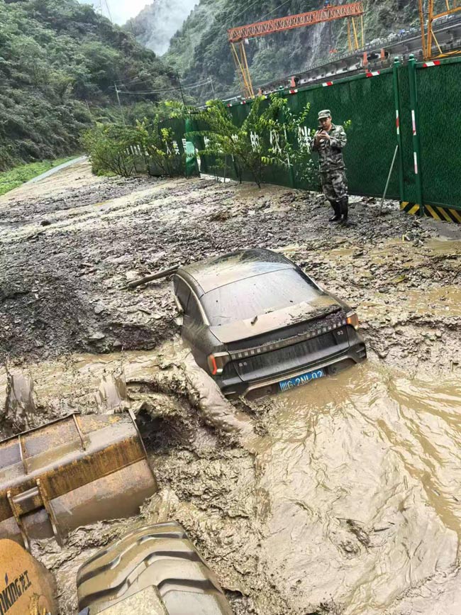 車輛被困在淤泥里。臥龍?zhí)貐^(qū)供圖