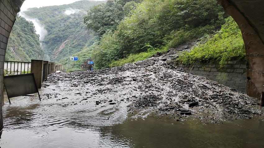 泥石流損壞的道路。臥龍?zhí)貐^(qū)供圖