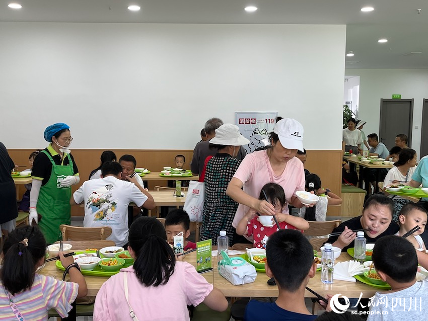 青羊區(qū)“同瑞里”社區(qū)共享食堂，帶娃的寶媽稱為食堂?？?。人民網(wǎng)記者 郭瑩攝