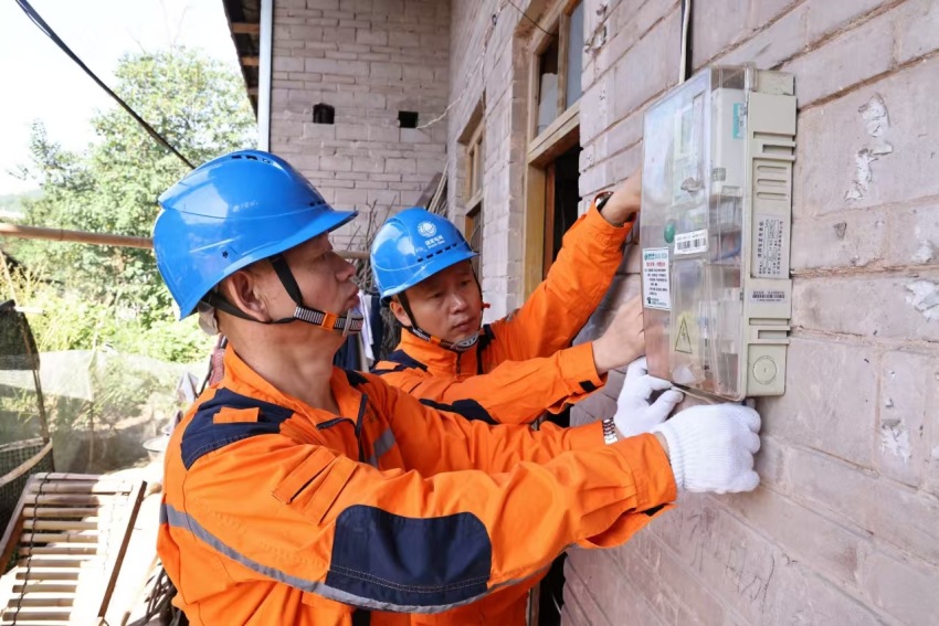 工作人員正在檢修村民的電力設(shè)備。宣漢縣委宣傳部供圖