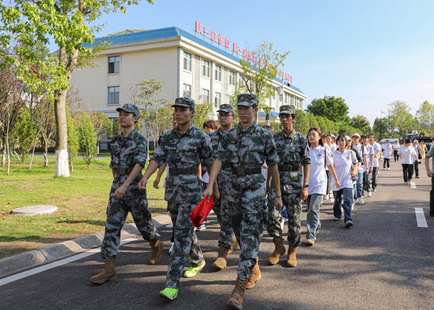 官兵們迎接學生進軍營。資陽市委宣傳部供圖