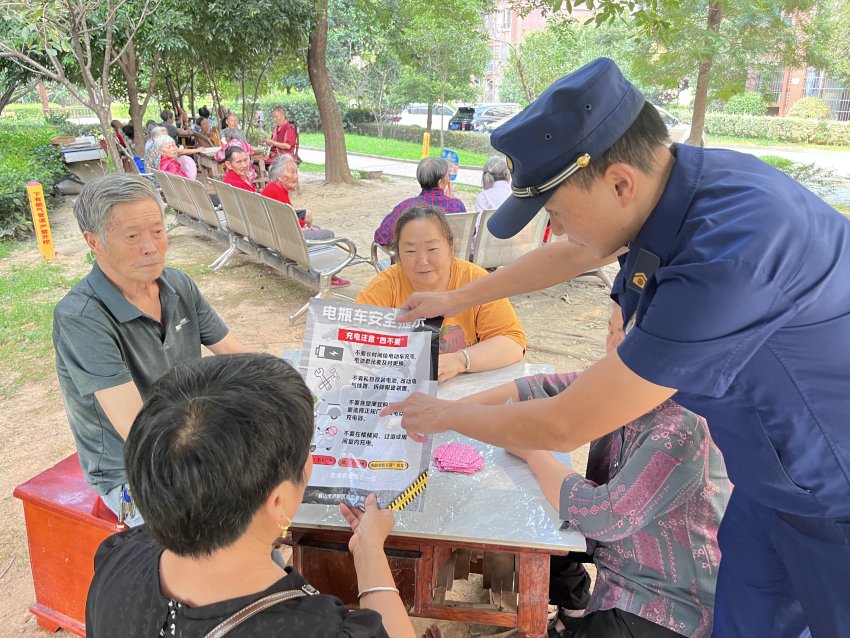 國慶期間，消防員正在開展消防安全宣傳。眉山天府新區(qū)消防救援大隊供圖