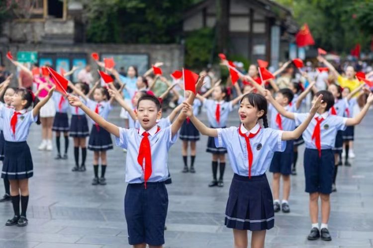 孩子們?cè)趯捳镒泳皡^(qū)拍“我為祖國(guó)獻(xiàn)首歌”快閃。青羊區(qū)委宣傳部供圖