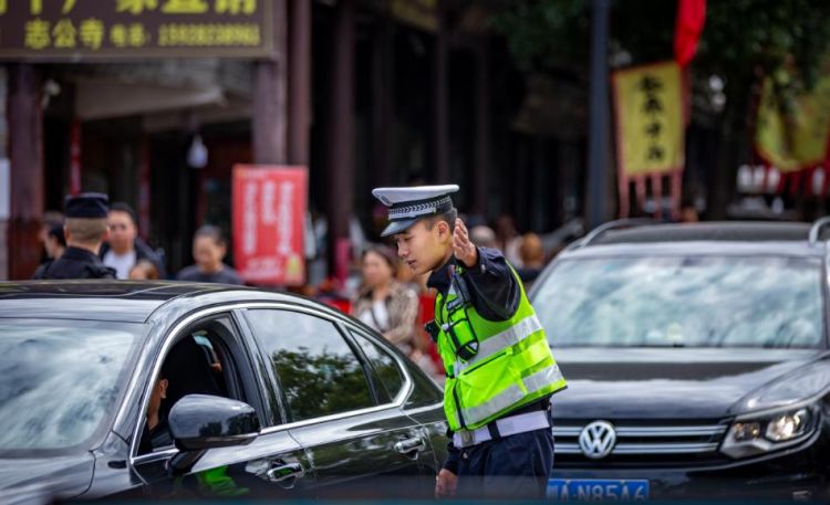 交警引導游客車輛通行。劍閣縣委宣傳部供圖