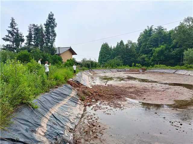 被破壞的耕地。四川公安供圖