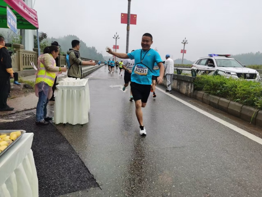 健康跑賽事參賽選手在補(bǔ)給站。安岳縣委宣傳部供圖