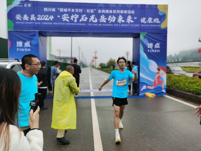 參賽選手成功到達(dá)終點(diǎn)。安岳縣委宣傳部供圖