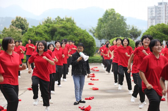 華坪女高學(xué)生在跳課間操。人民網(wǎng)記者 李發(fā)興攝