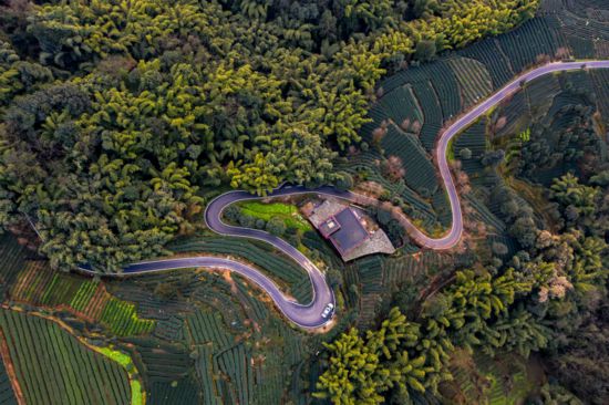 道路基礎設施的完善，為雨城區(qū)鄉(xiāng)村旅游發(fā)展蓄能添力